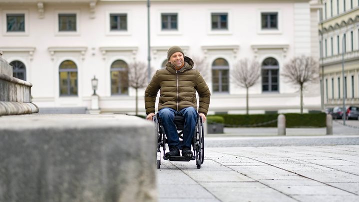 Osoba poruszająca się na wózku inwalidzkim