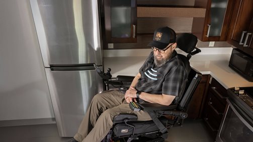 Sunrise Medical wprowadza na rynek pierwszą w branży sterowaną głosem funkcję regulacji siedziska w 